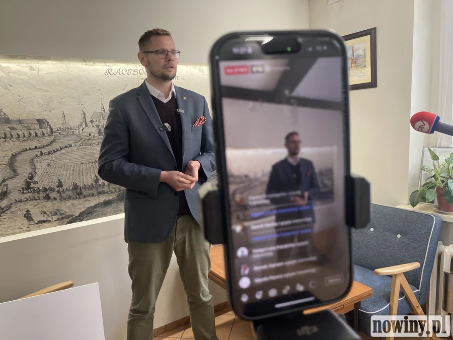 Michał Woś na konferencji prasowej w biurze poselskim (siedziba TMZR w Raciborzu)