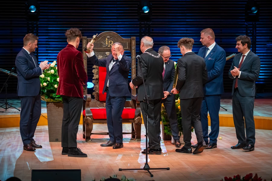 Moment wręczenia nagrody raciborskiemu laureatowi