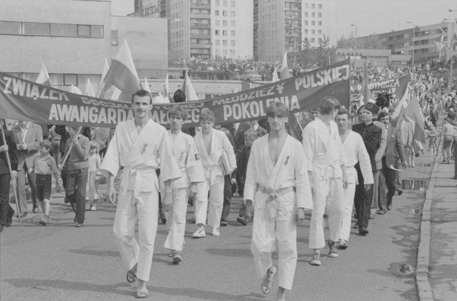 W tle hasło: „Związek Socjalistycznej Młodzieży Polskiej awangardą młodego pokolenia”. Fot. Instytut Dziedzictwa i Dialogu - Łaźnia Moszczenica