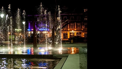 Z fontanny przy pl. Długosza polała się woda [ZDJĘCIA]