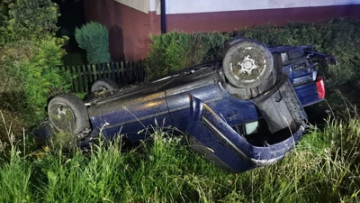 Wyglądało to bardzo groźnie. Kierowca stracił panowanie nad samochodem i dachował