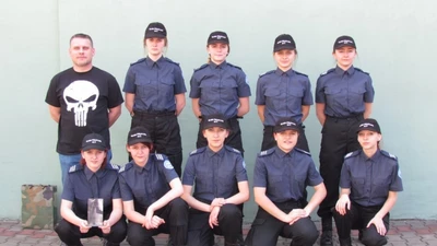 Przyszłe policjantki z sukcesem w musztrze