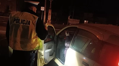 Policjanci pomogli seniorce wrócić do domu. Kobieta straciła orientację z powodu mgły