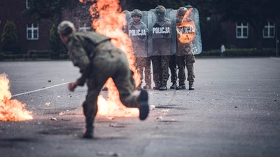 Policjanci szkolili żołnierzy 6. Batalionu Powietrznodesantowego w Gliwicach [ZDJĘCIA]