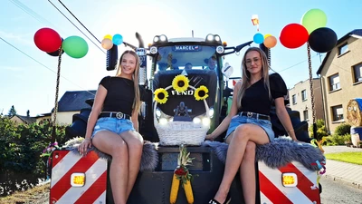 Wirujące mażoretki, cadillac sunący przez wieś i dzieci łapiące cukierki. Pietrowice Wielkie zamknęły maraton dożynkowy w wielkim stylu [ZDJĘCIA, WIDEO Z KOROWODU]