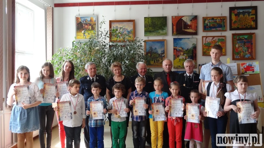 Młodzież nagrodzona przez strażaków
