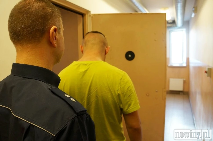 Rozbój na dworcu PKS w Raciborzu. Bandyta ukradł warty 1500 zł łańcuszek