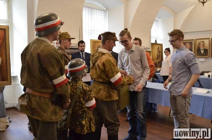 Uczniowie ZST na najwyższych stopniach podium powiatowego konkursu.