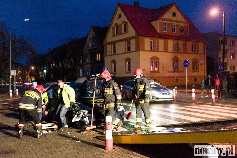 Światła przy dawnym domu partii