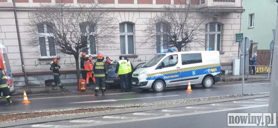 Kobieta wjechała w budynek w centrum Rybnika