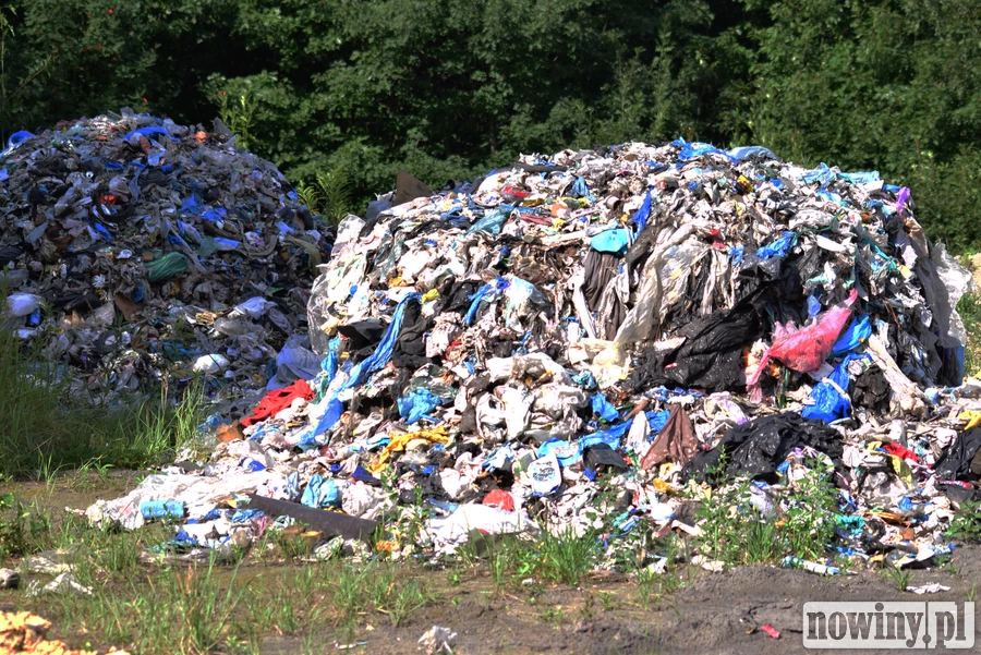 Znów dzikie wysypisko. Sterta plastików na polanie