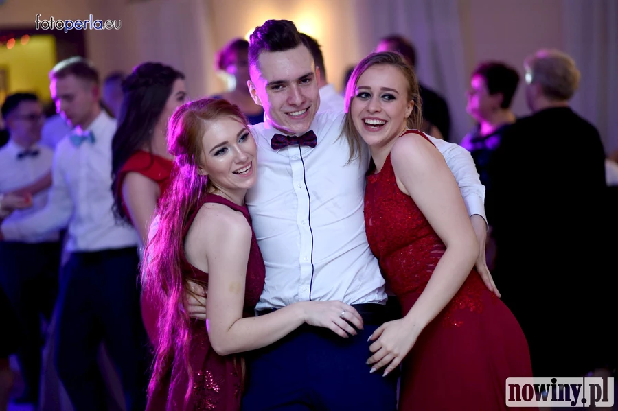 Bal maturalny zmienił się w imprezę z prawdziwego zdarzenia. Zobaczcie zdjęcia ze studniówki ZST Wodzisław w Anielskim Młynie