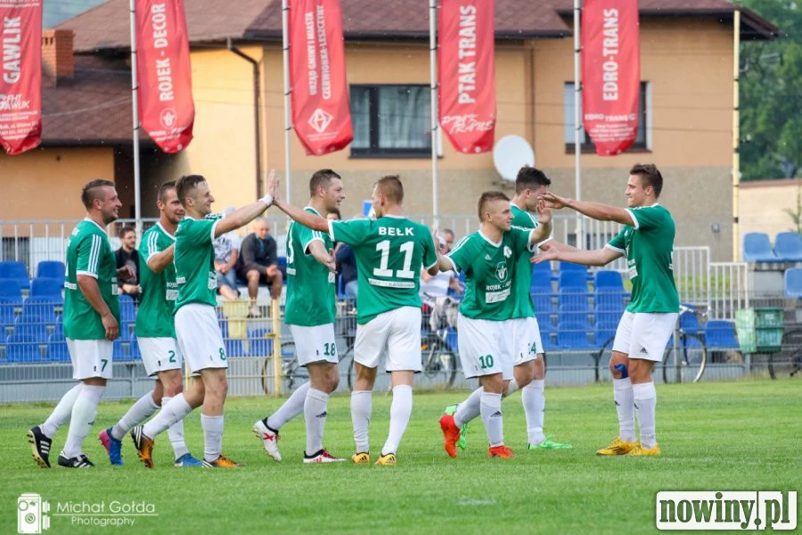 Bełk o krok od lidera