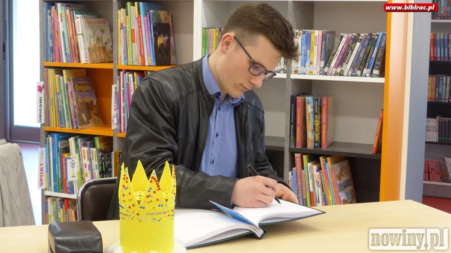 Krzysztof Pławecki w raciborskiej bibliotece. Opowiadał o książce, którą napisał dla młodszej siostry