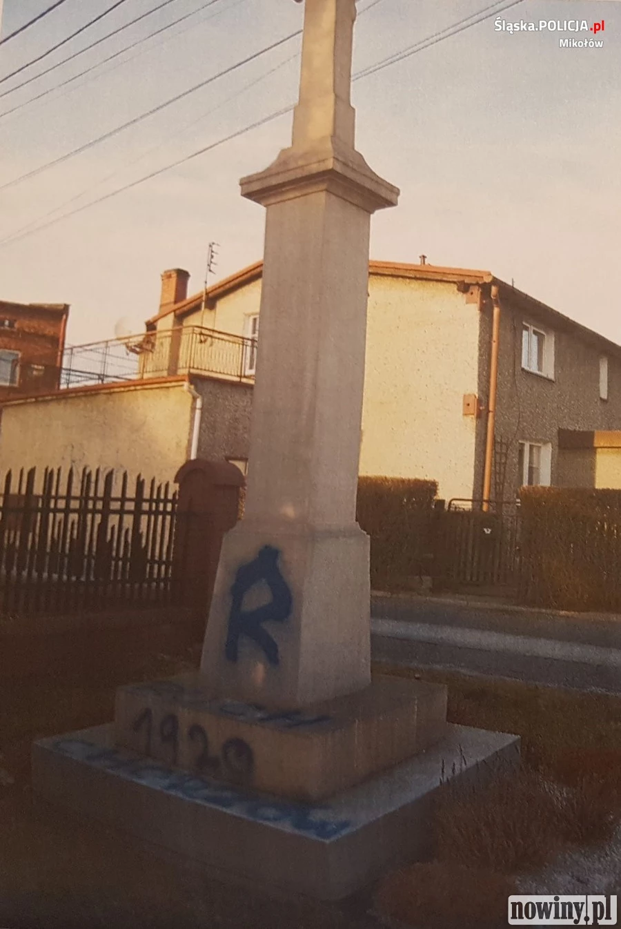 Znak Ruchu Chorzów nabazgrany na krzyżu. Nastoletni kibole zdewastowali zabytek