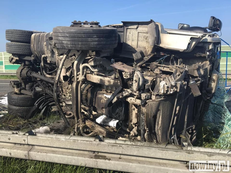 Dachowanie ciężarówki na autostradzie. Policja wyznaczyła objazdy