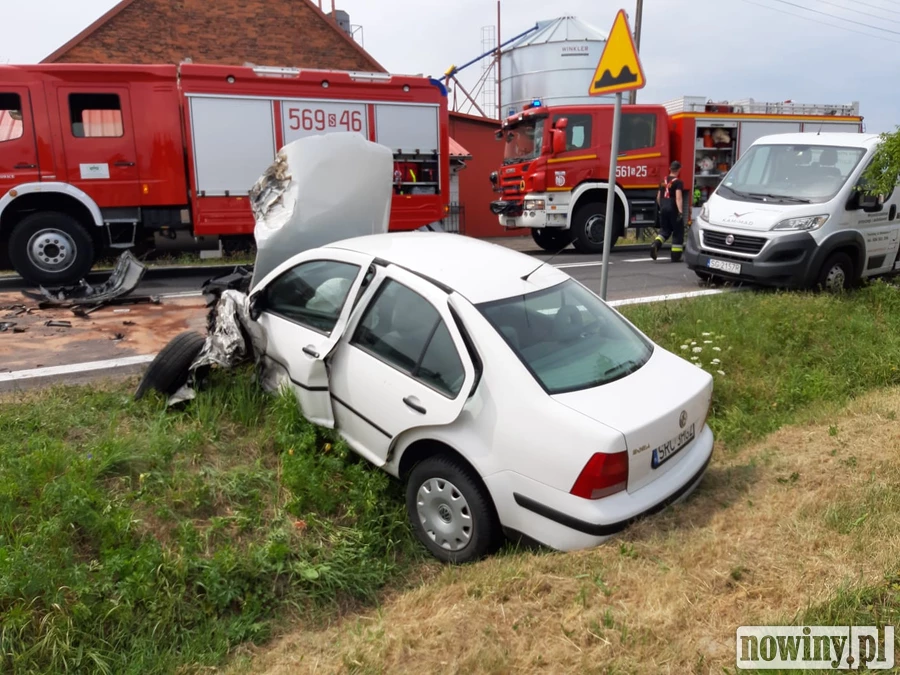 Volkswagen uderzył w ciężarówkę. DK45 zablokowana