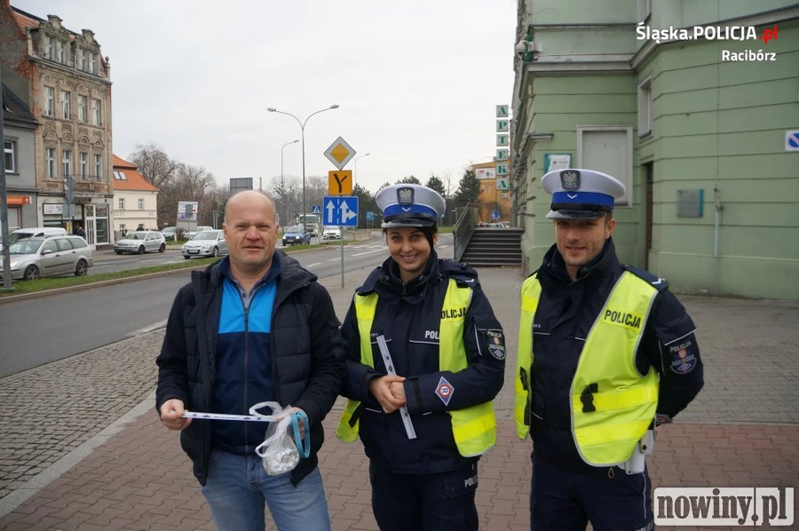 Raciborscy policjanci rozdawali odblaski