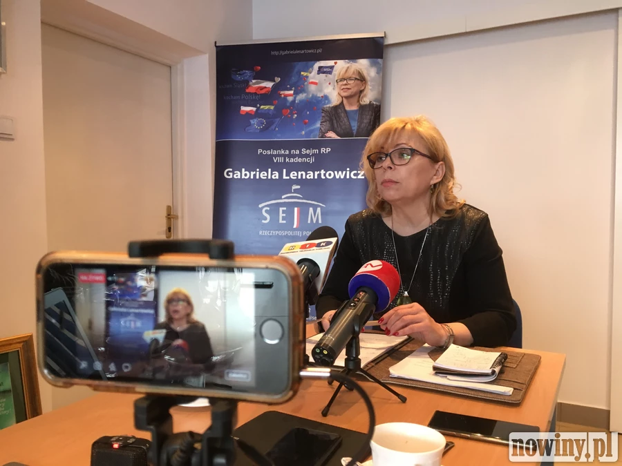 Posłanka Lenartowicz radzi ministrowi Wosiowi milczeć i wziąć się za naukę