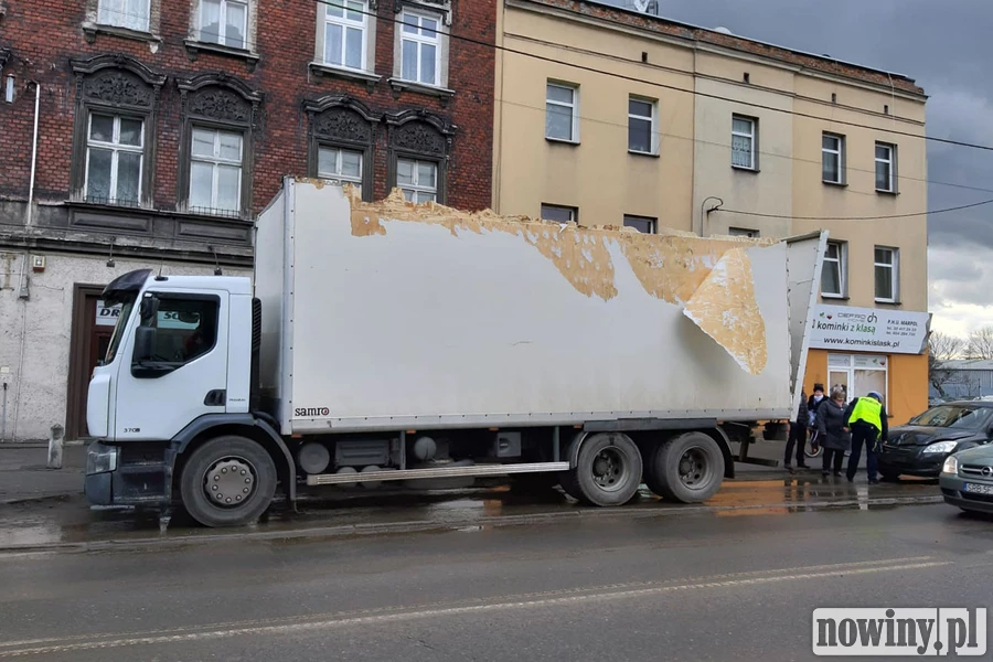 Ściął dach pod wiaduktem i uszkodził dwa samochody