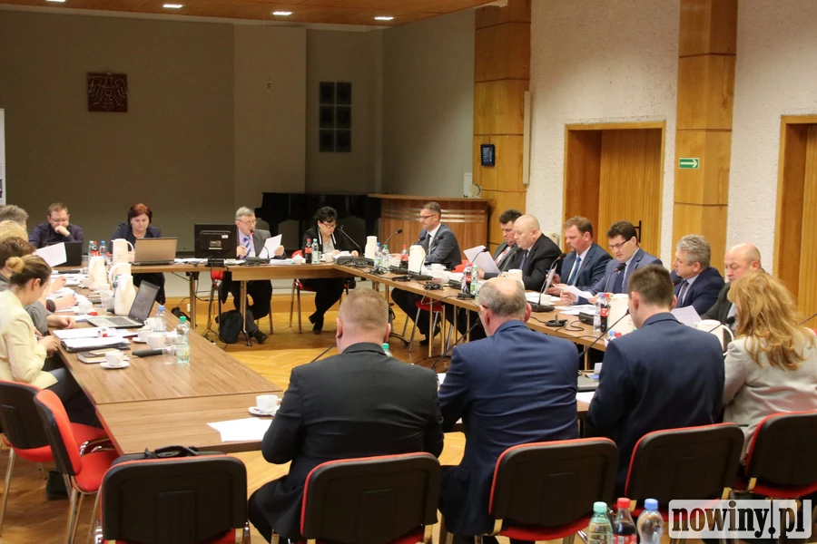 Jedne samorządy odwołują sesje, inne myślą o obradach online