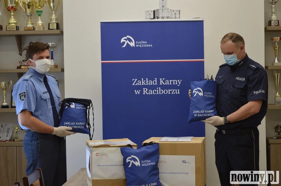 Więźniowie uszyli maseczki dla... policjantów