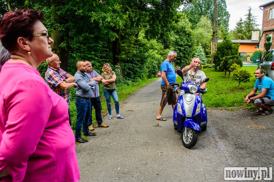 Kałuże i spękania. Mieszkańcy skarżyli się na jakość drogi