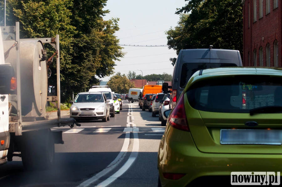 Racibórz dusi się w korkach. Policjanci podpowiadają, co trzeba zrobić, aby udrożnić ruch, ale czy ktoś ich posłucha?