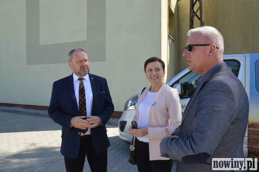 Czyste powietrze w Pogrzebieniu z senator Gawędą, wiceprezesem WFOŚiGW Lewandowskim oraz wójtem Niestrojem