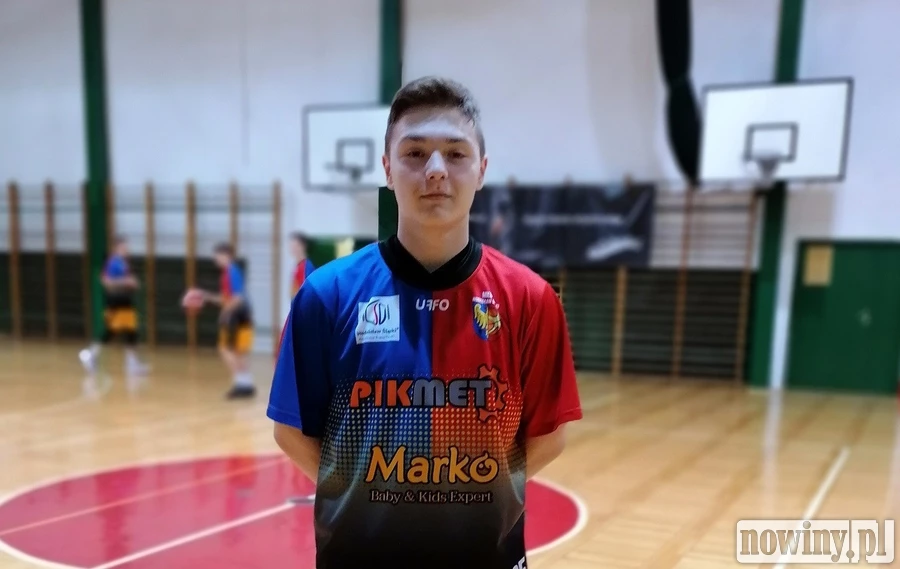 Zwycięstwo wodzisławskich koszykarzy w meczu z MOSM Bytom. Świetny występ Piotra Pożarowszczyka.