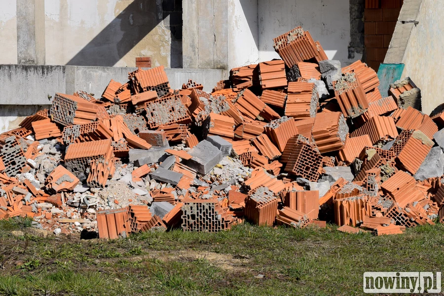 Spadł z wysokości rozbierając z dach