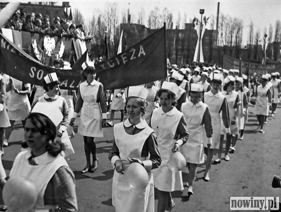 Przemarsze uczennic "Medyka" przyciągały tłumy widzów. Raciborzanie wychodzili 1 Maja na ulice tylko po to, by je zobaczyć