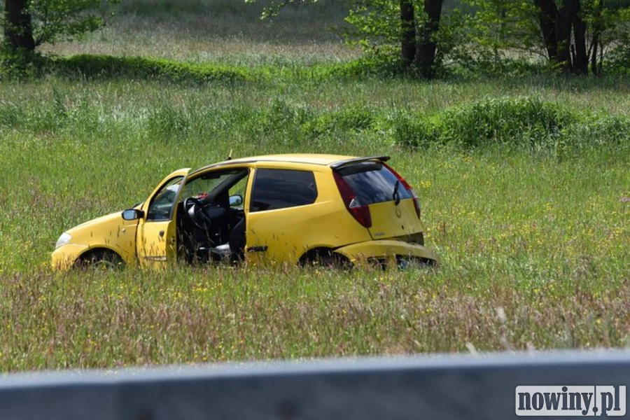 Lubomia, Kornowac: Na widok patrolu policji kierowca fiata porzucił auto i uciekł do lasu. Trwają jego poszukiwania