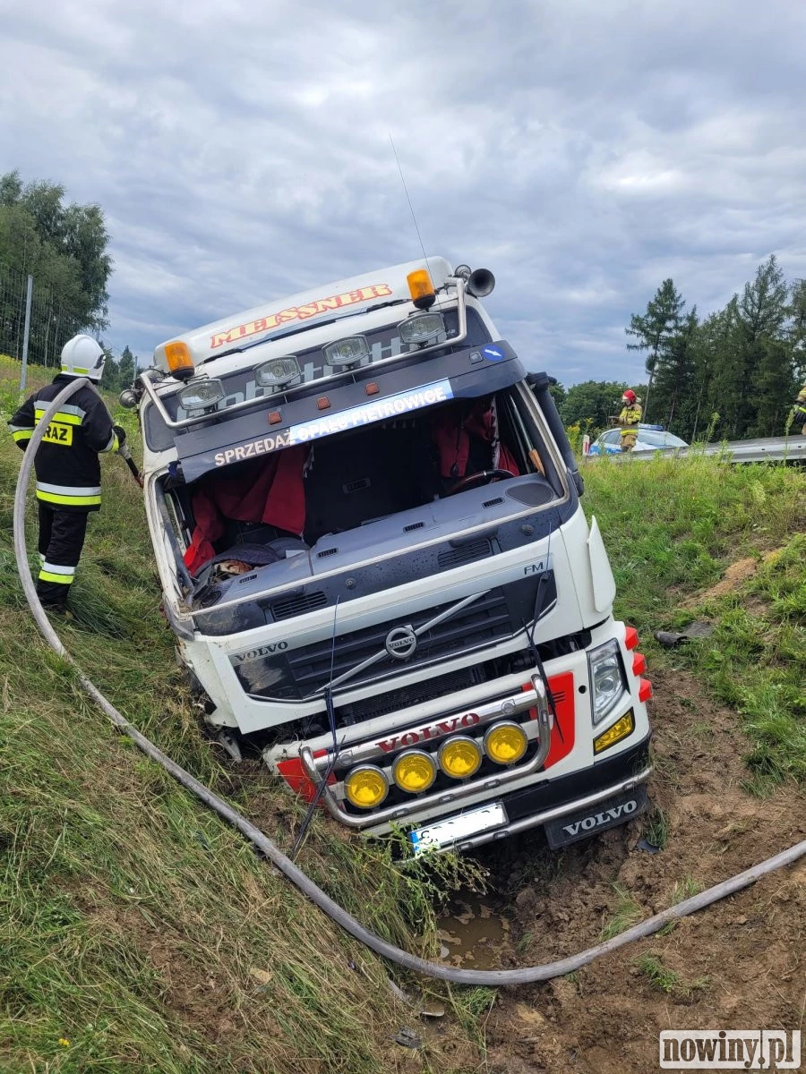 Wypadek ciężarówki w Rybniku. Kierowca wyleciał przez przednią szybę
