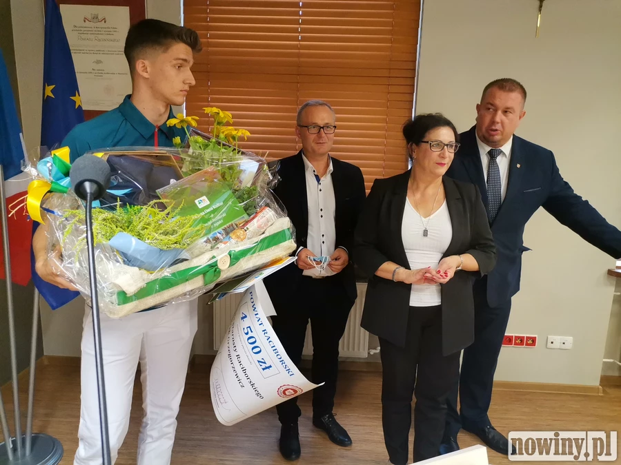 Patryk Grzegorzewicz wicemistrz świata U20 gościł na sesji w powiecie. Dostał czek na 4500 zł
