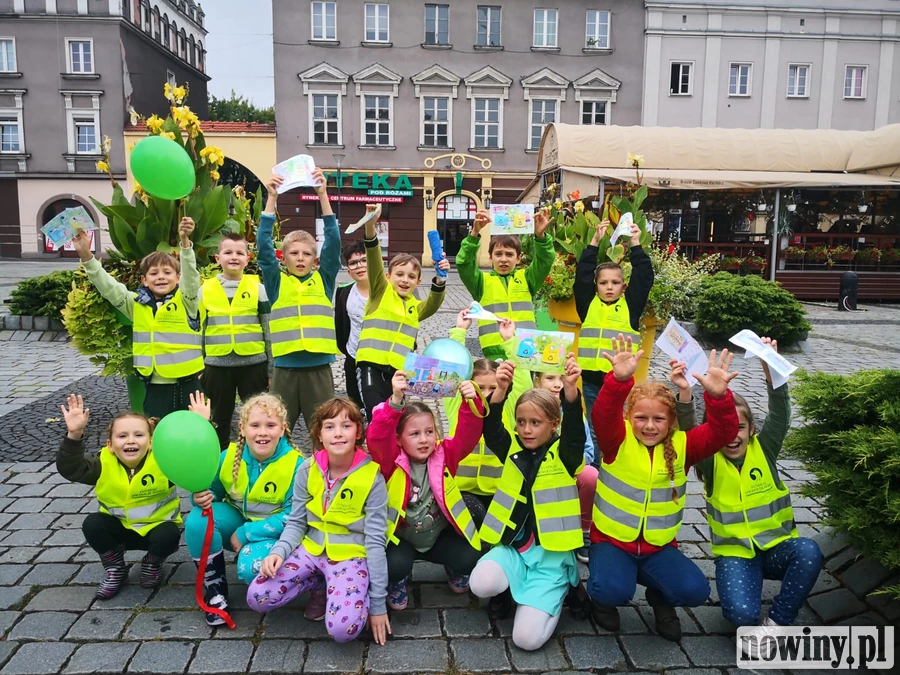 Myślę, więc nie śmiecę. Uczniowie SP 13 i SP 15 sprzątali skwery i uświadamiali raciborzan