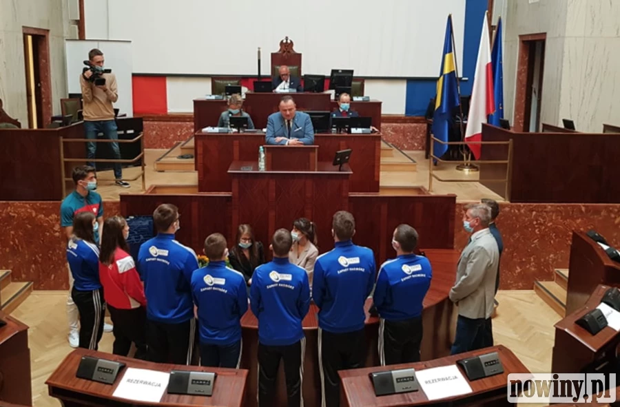 Sportowcy i trenerzy ZSOMS w Raciborzu wyróżnieni w czasie obrad Sejmiku Województwa
