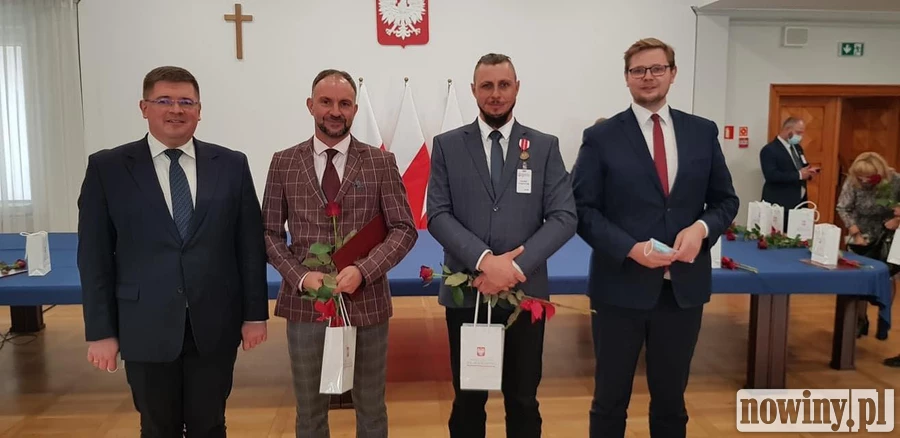 Wiceminister Michał Woś odznaczył pracowników zakładu poprawczego w Raciborzu
