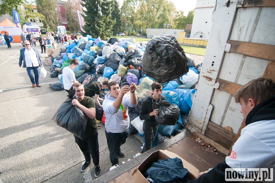 Mieszkańcy powiatu raciborskiego zebrali ponad 15 ton ubrań w "Szafowaniu dla Adelki". Ile to pieniędzy?
