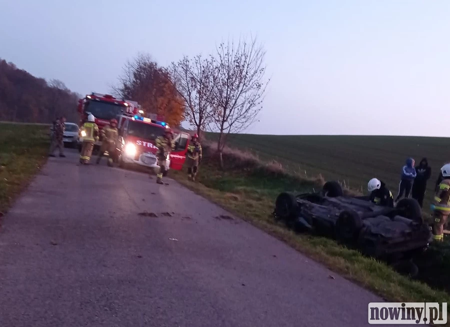 Dachowanie osobówki w Modzurowie na ulicy Słowackiego. Dwie osoby ranne