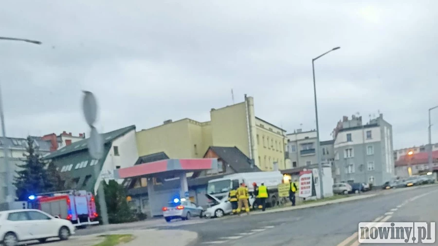 Samochód sam nie spowodował kolizji. Policjanci wyjaśniają, co stało się na Nowomiejskiej w Raciborzu