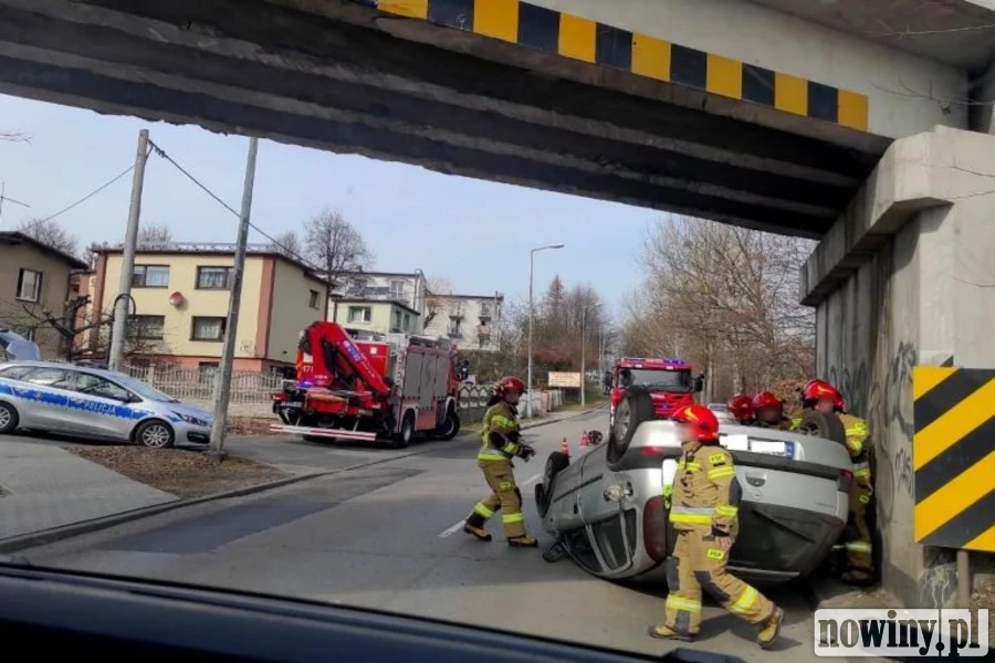 Zobaczył policjantów i... "dachował"