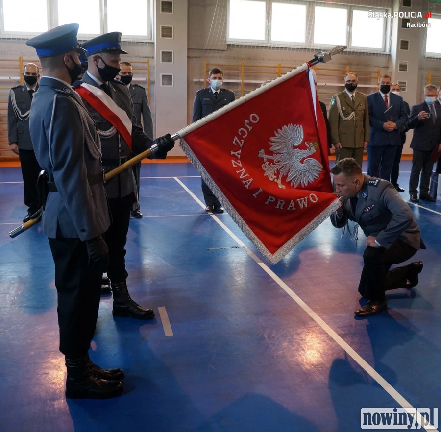 Inspektor Łukasz Krebs pożegnał się ze sztandarem raciborskiej komendy policji