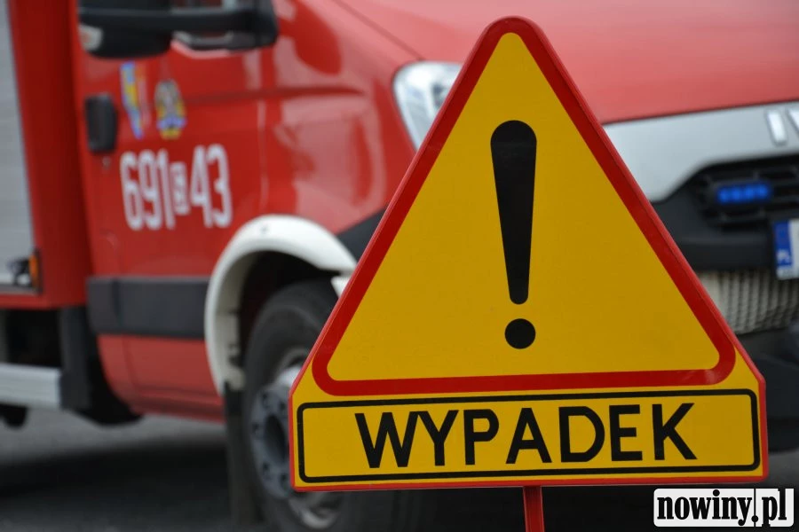 Dachowanie w Bziu. Strażacy wyciągali osobówkę z rowu