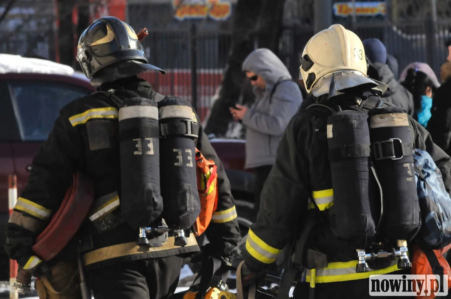 Pożar butli z gazem i zatrucie tlenkiem węgla dwóch osób. Strażacy znów w akcji
