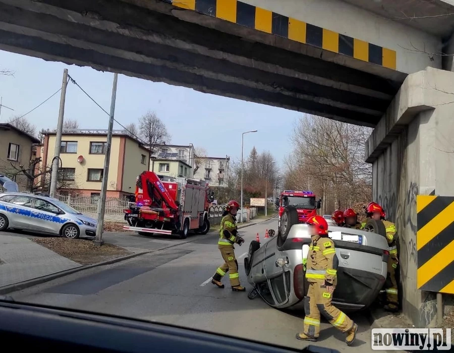 Zobaczył radiowóz i gwałtownie zahamował. Skończyło się dachowaniem