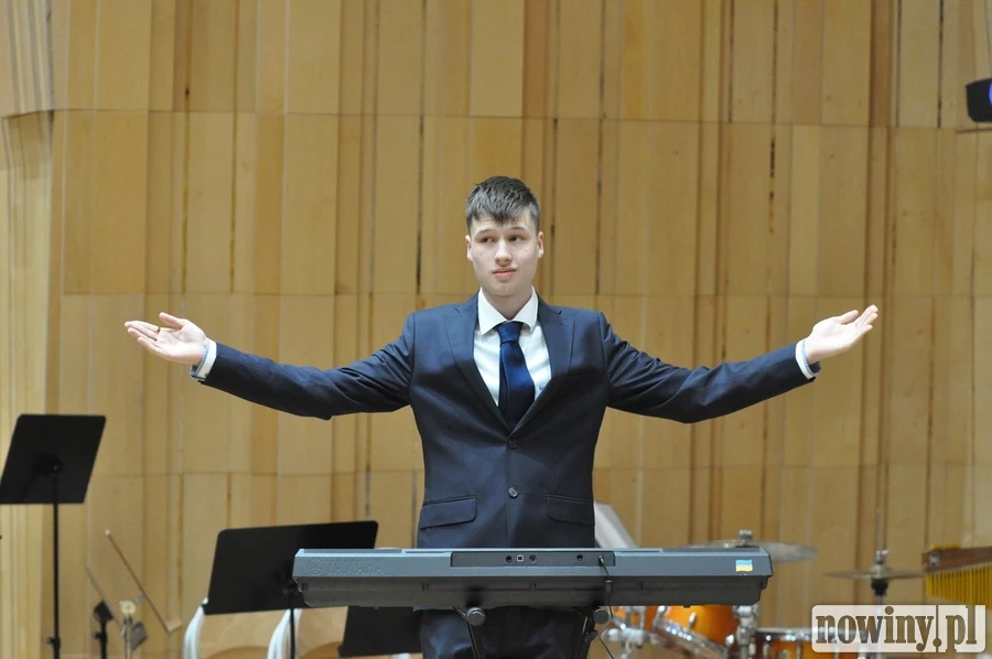 Symboliczny sprzeciw szkoły muzycznej: koncert dla Ukrainy. Otworzył go uchodźca Lew
