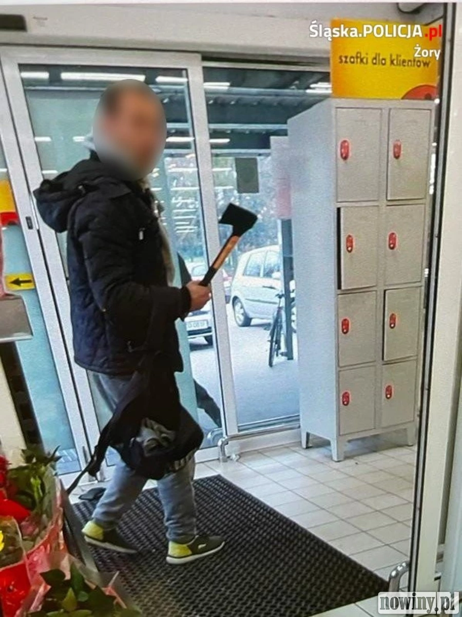 Wandal zdemolował siekierą drzwi wejściowe do sklepu