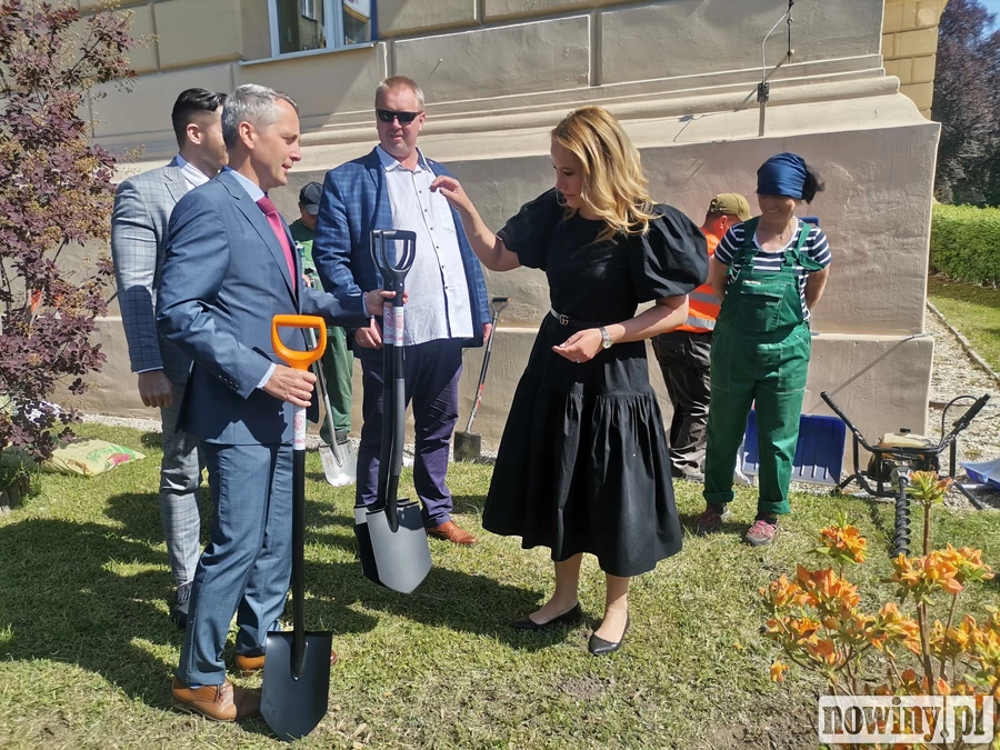 Prezes i prezydenci z łopatami czyli azalie zdobią sąd rejonowy
