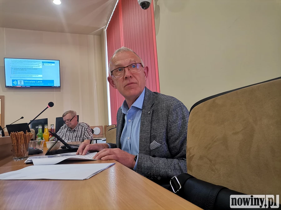 Radny Lenk krytykuje wzrost zatrudnienia w urzędzie. “Milion złotych na nowe etaty”